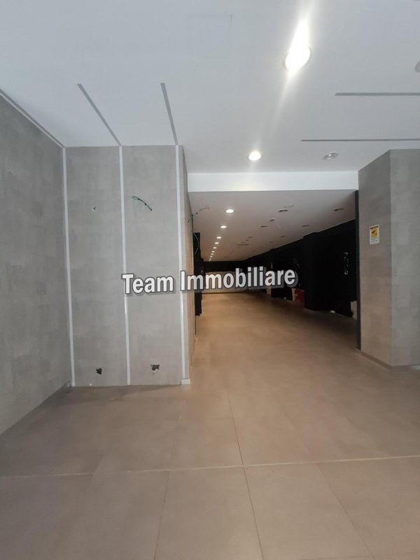 negozio in affitto a Livorno in zona Centro Città