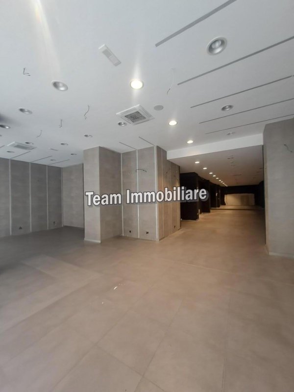 locale commerciale in affitto a Livorno in zona Centro Città