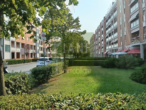 locale commerciale in affitto a Livorno in zona Le Corti