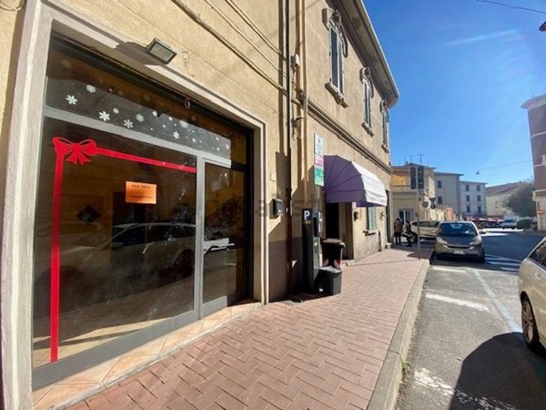 locale commerciale in affitto a Piombino