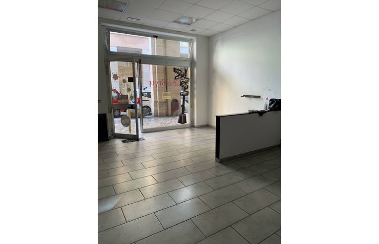 locale commerciale in affitto a Piombino