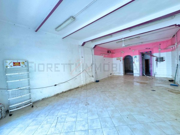 locale commerciale in affitto a Piombino