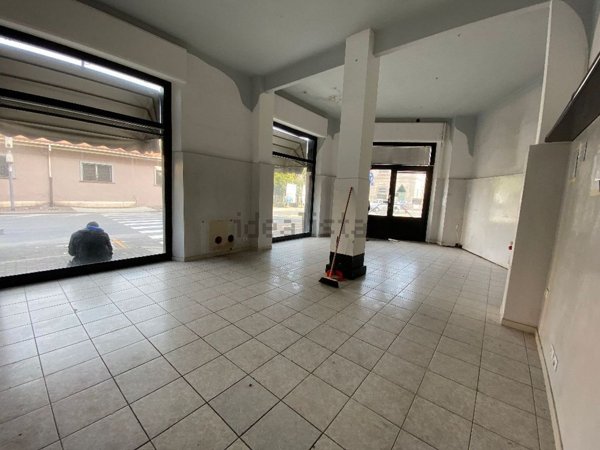 locale commerciale in affitto a Piombino