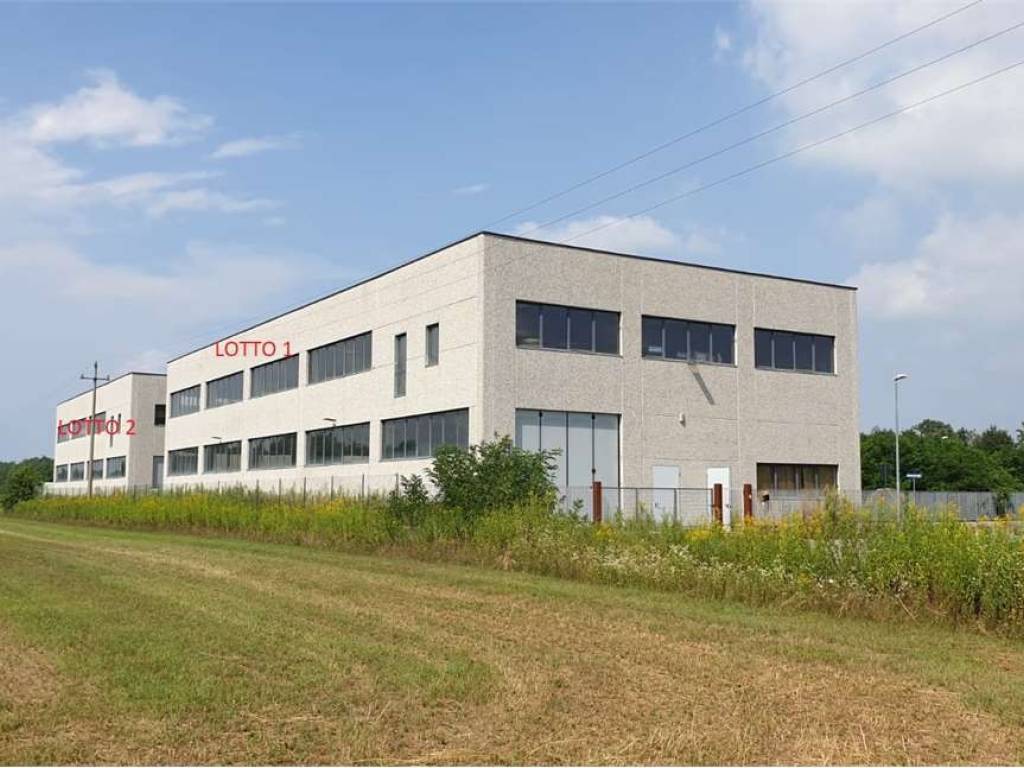 locale commerciale in affitto a Fontaneto d'Agogna