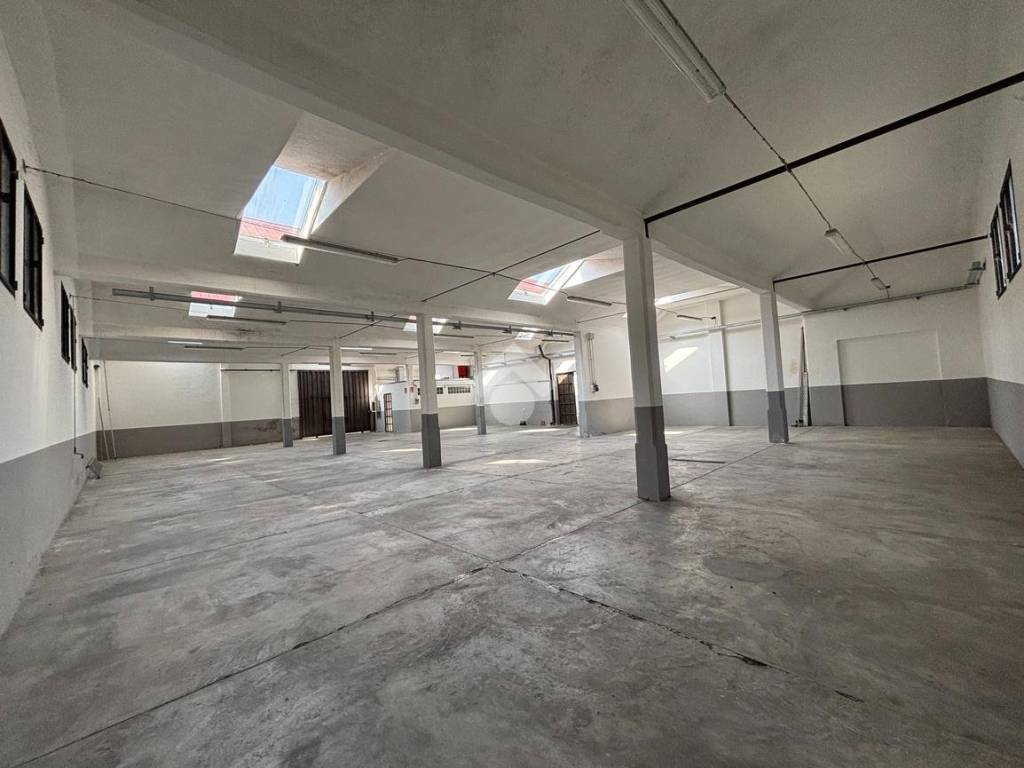 locale commerciale in affitto a Galliate