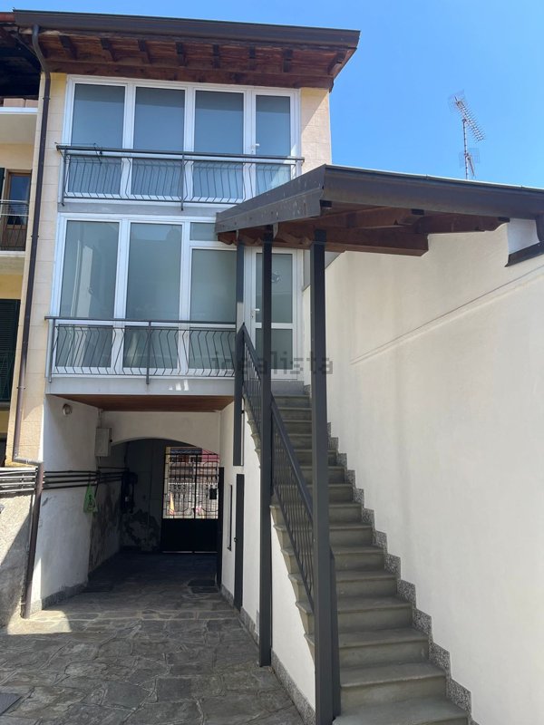 appartamento in affitto a Meina in zona Ghevio