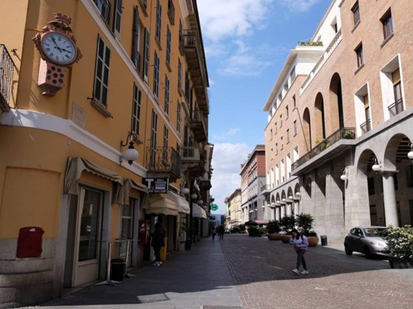 locale commerciale in affitto a Novara in zona Centro Città