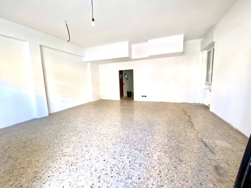 negozio in affitto a Novara in zona zona Cittadella - Villaggio Dalmazia