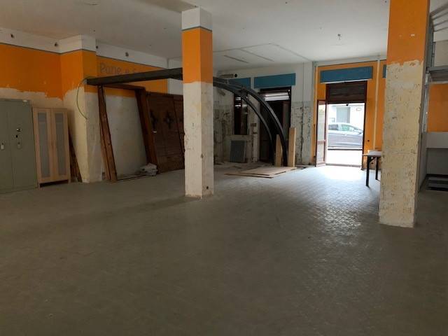 negozio in affitto a Novara in zona zona Sacro Cuore