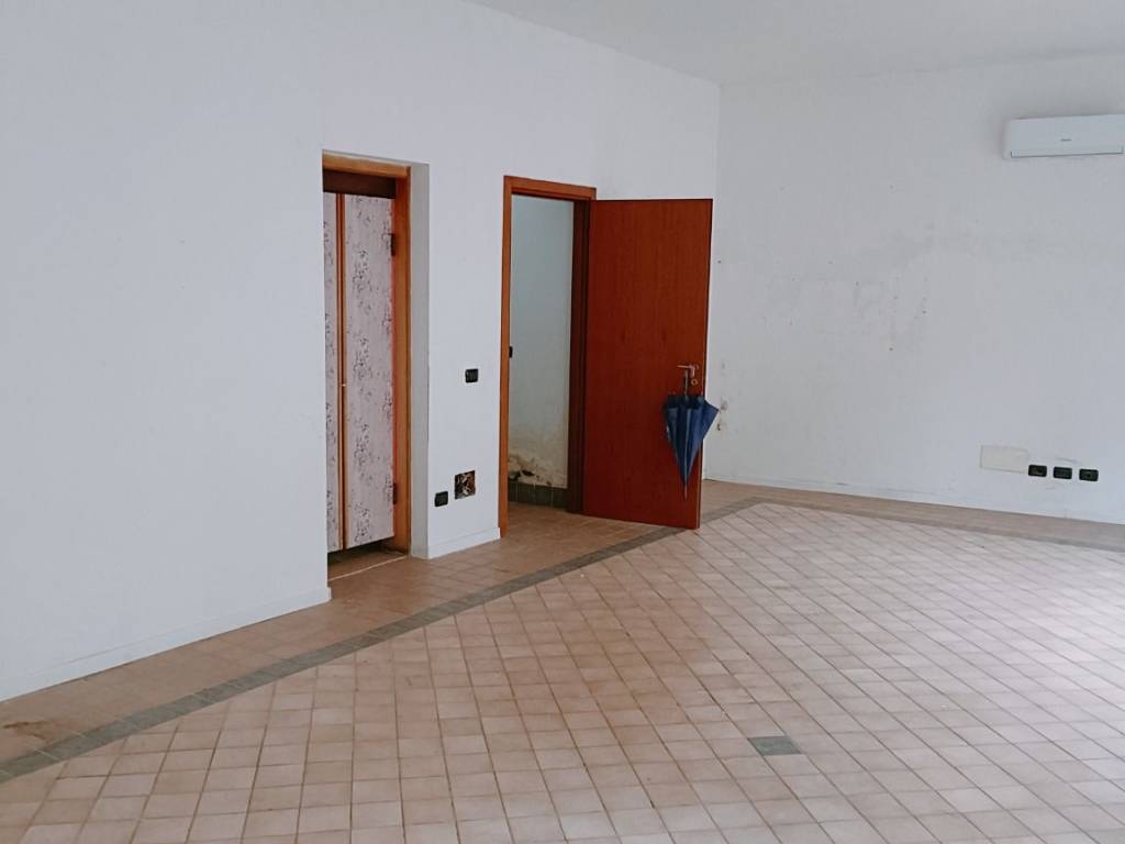 negozio in affitto a Novara in zona zona Sant'Agabio