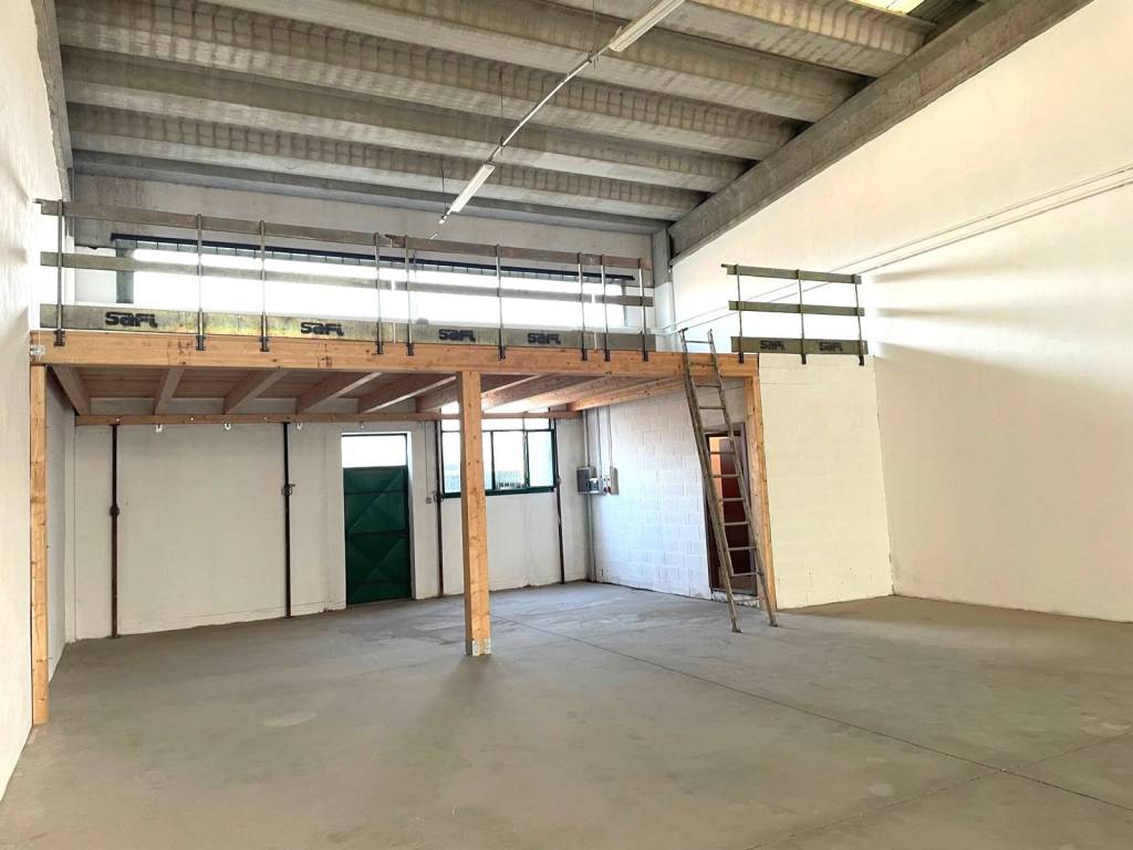 locale commerciale in affitto a Novara in zona zona Sant'Agabio