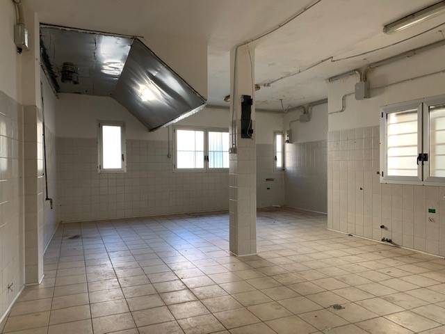 negozio in affitto a Novara in zona zona Porta Mortara