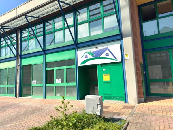 negozio in affitto a Novara in zona zona Cittadella - Villaggio Dalmazia
