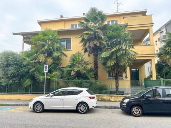 negozio in affitto a Novara in zona Zona Santa Rita