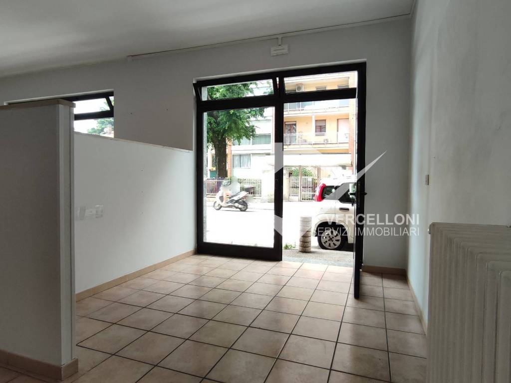 negozio in affitto a Novara in zona zona Cittadella - Villaggio Dalmazia