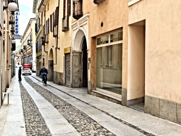 negozio in affitto a Novara in zona Centro Città