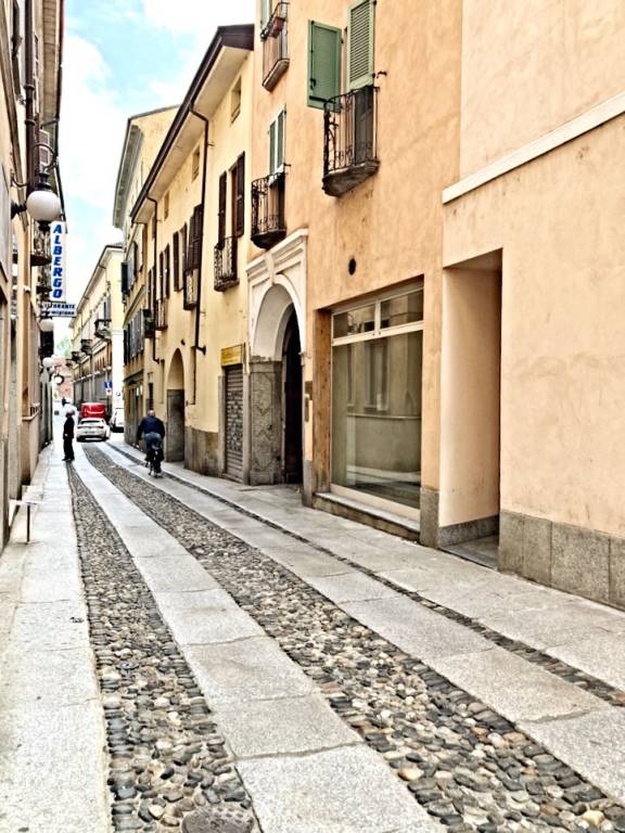 negozio in affitto a Novara in zona Centro Città