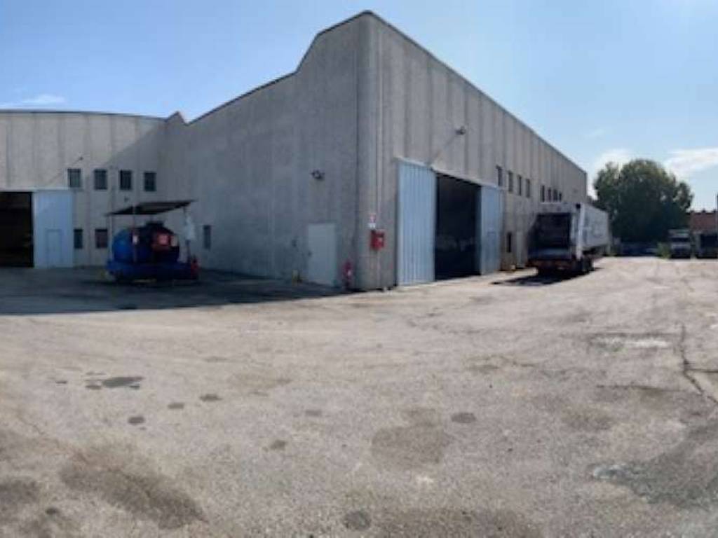 locale commerciale in affitto a Novara in zona zona Sant'Agabio