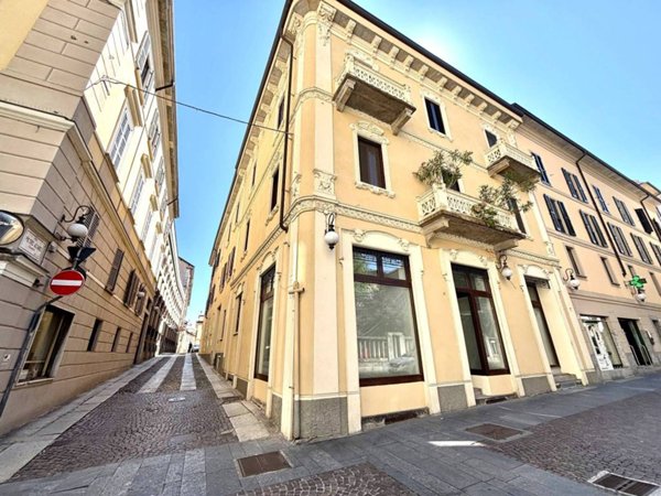 negozio in affitto a Novara in zona Centro Città