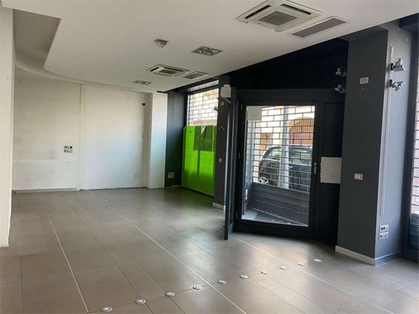 locale commerciale in affitto a Novara in zona Pernate