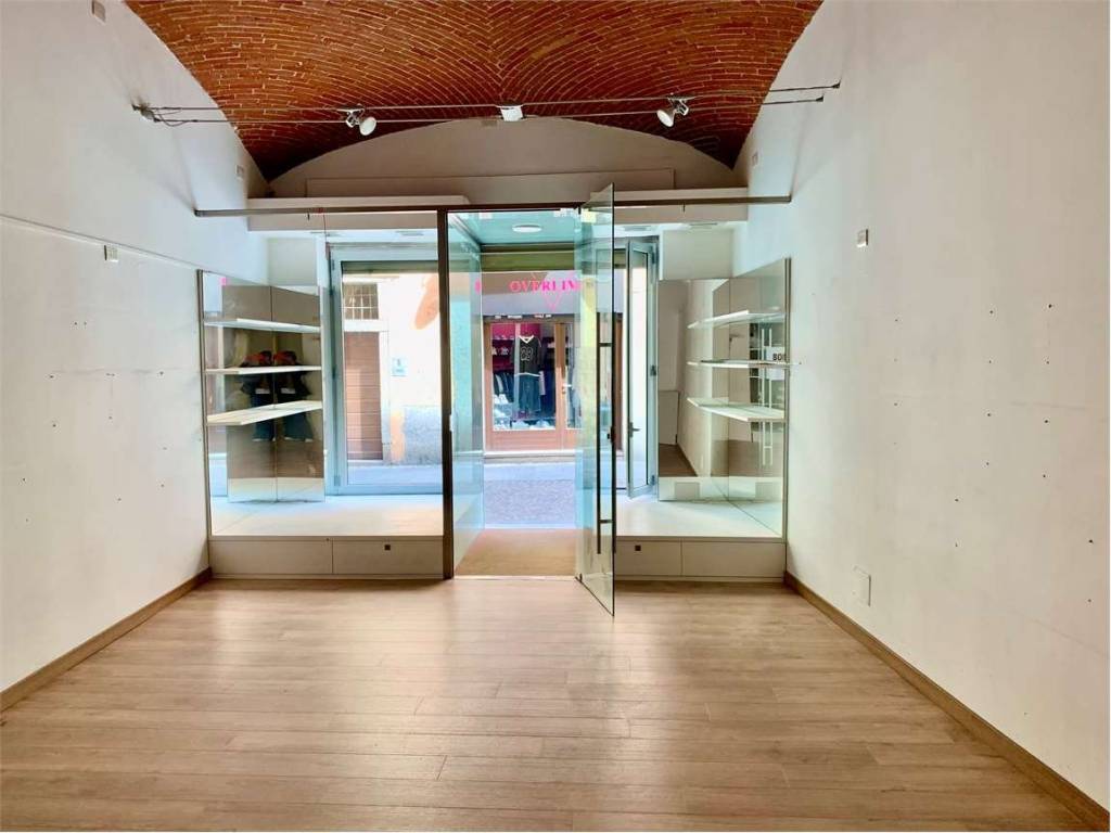 negozio in affitto a Novara in zona Centro Città