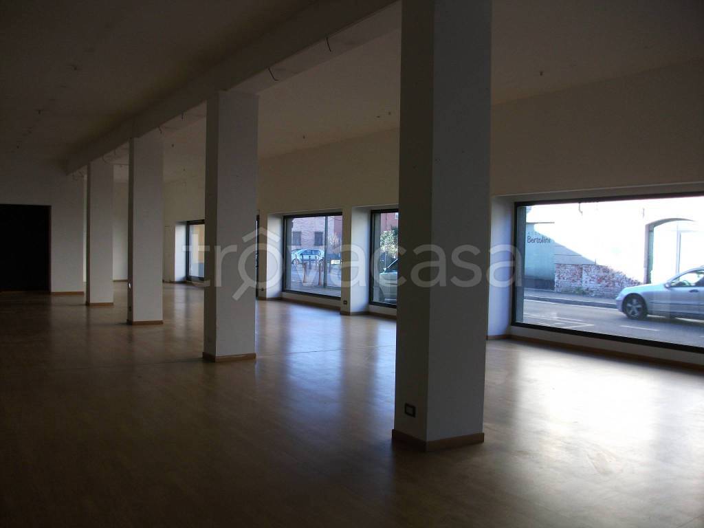 negozio in affitto a Novara in zona Veveri