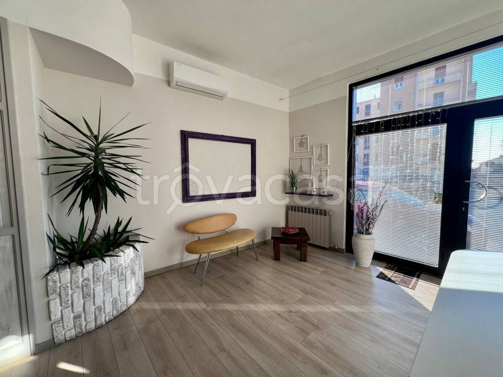 negozio in affitto a Novara in zona zona Bicocca