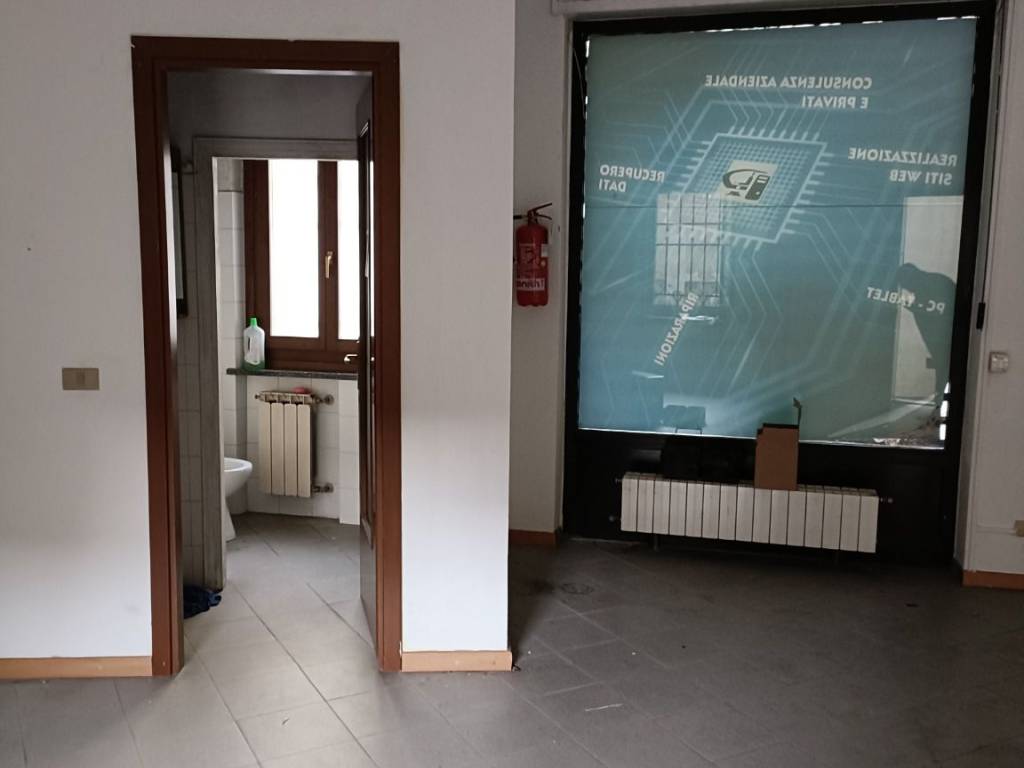 negozio in affitto a Novara in zona zona Sacro Cuore