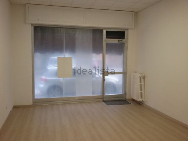 negozio in affitto a Novara in zona zona San Martino
