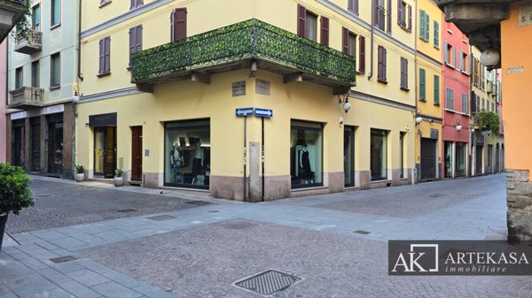 negozio in affitto a Novara in zona Centro Città