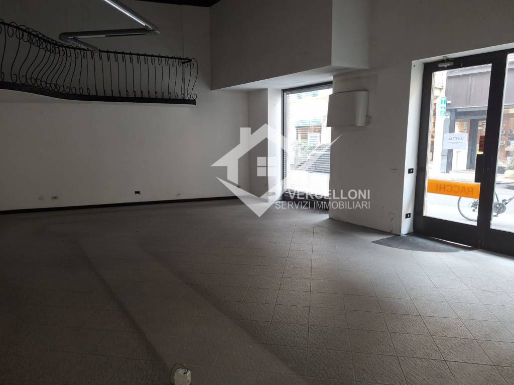 negozio in affitto a Novara in zona Centro Città
