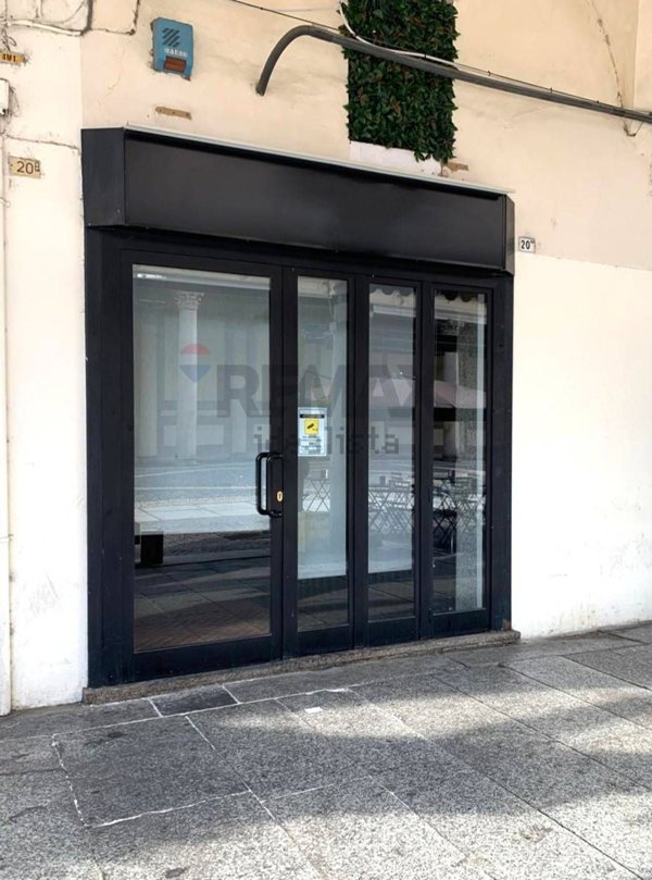 locale commerciale in affitto a Novara in zona Centro Città