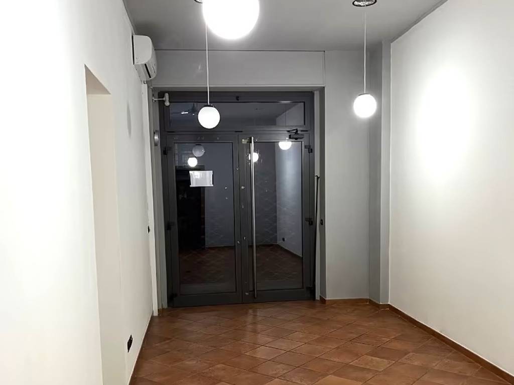 negozio in affitto a Novara in zona Centro Città