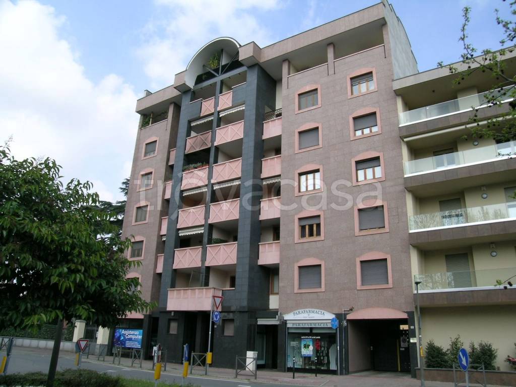 negozio in affitto a Novara in zona zona Porta Mortara