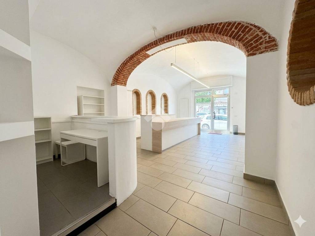 negozio in affitto a Novara in zona zona Sacro Cuore