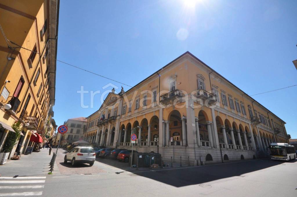 negozio in affitto a Novara in zona Centro Città