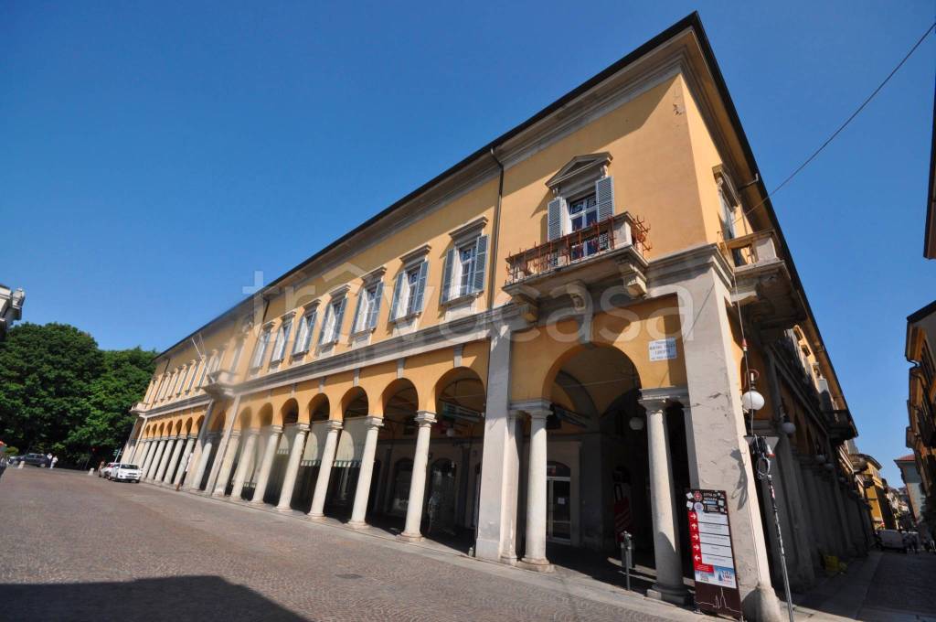 negozio in affitto a Novara in zona Centro Città