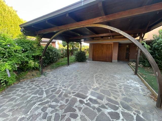 casa indipendente a Novara in zona zona Cittadella - Villaggio Dalmazia