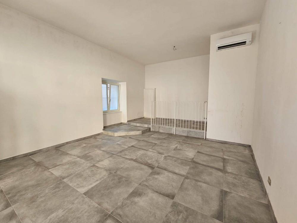locale commerciale in affitto ad Oleggio