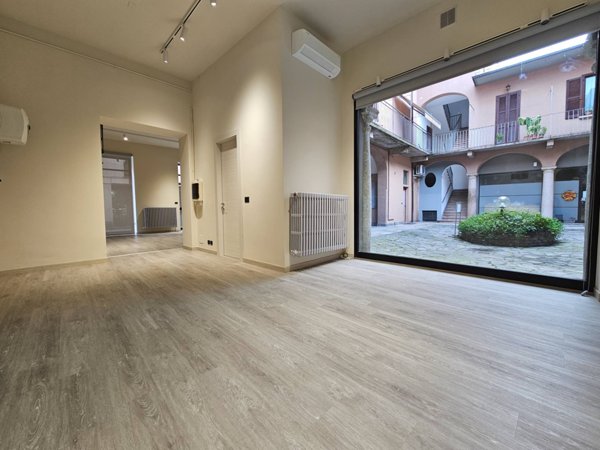 locale commerciale in affitto ad Oleggio