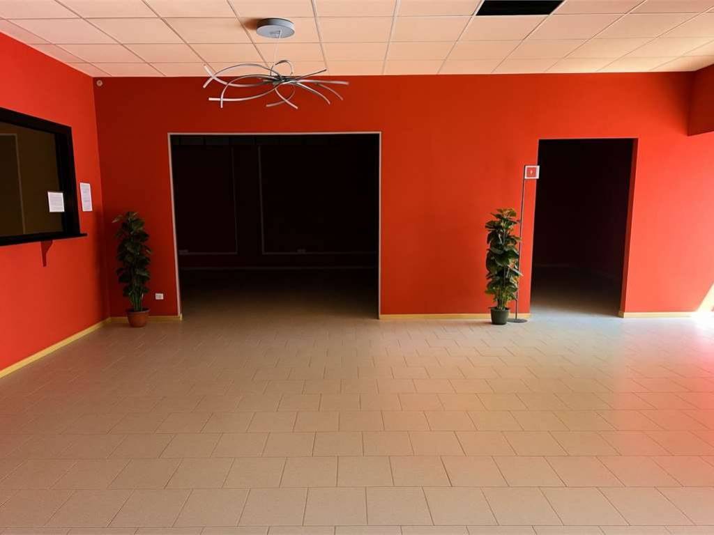 negozio in affitto ad Oleggio