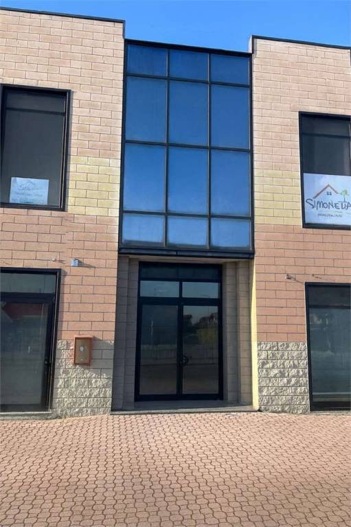 locale commerciale in affitto ad Oleggio