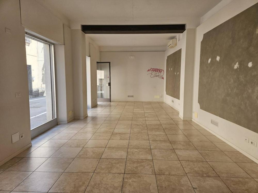 locale commerciale in affitto ad Oleggio