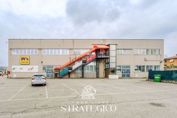 locale commerciale in affitto a Paruzzaro
