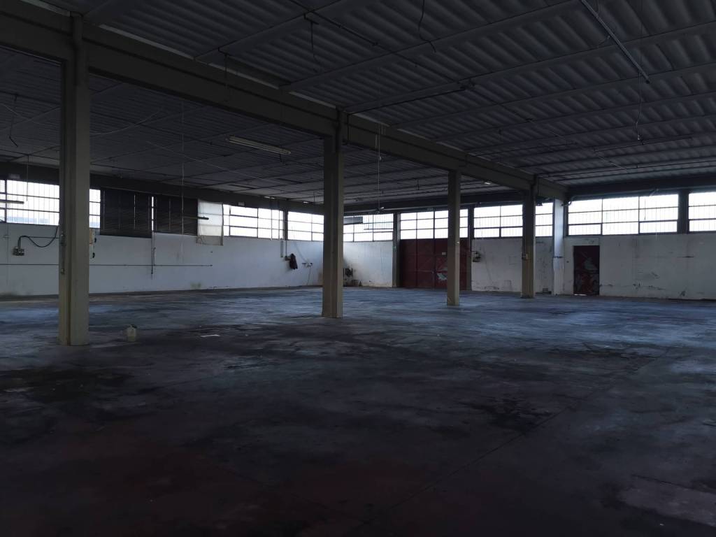 locale commerciale in affitto a Calcinaia