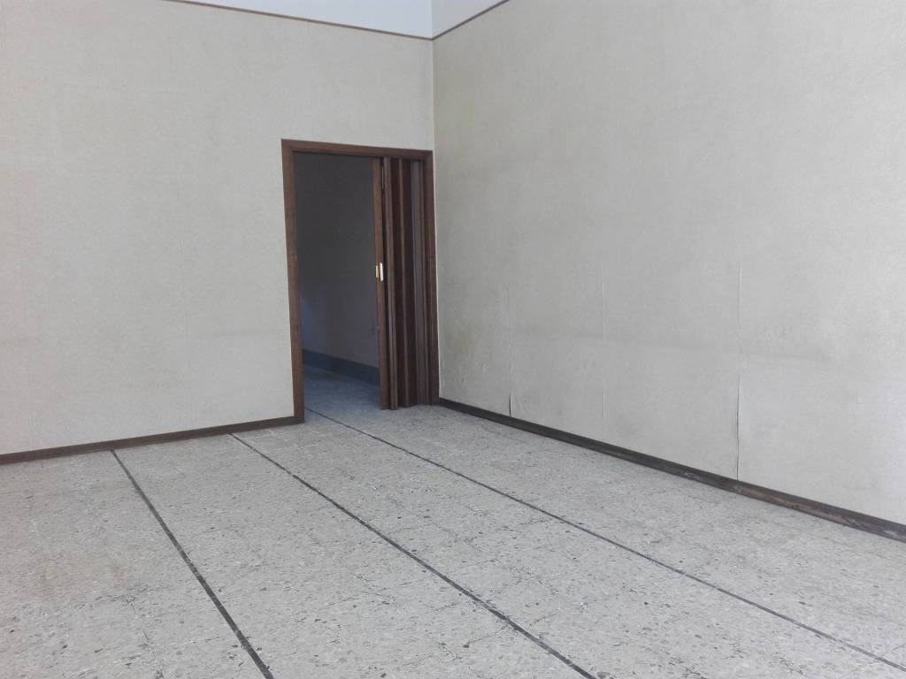 negozio in affitto a Calcinaia