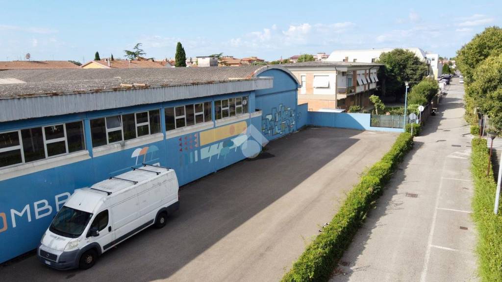 locale commerciale in affitto a Calcinaia in zona Fornacette