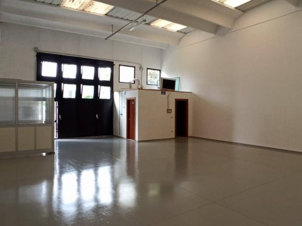 locale commerciale in affitto a Calcinaia