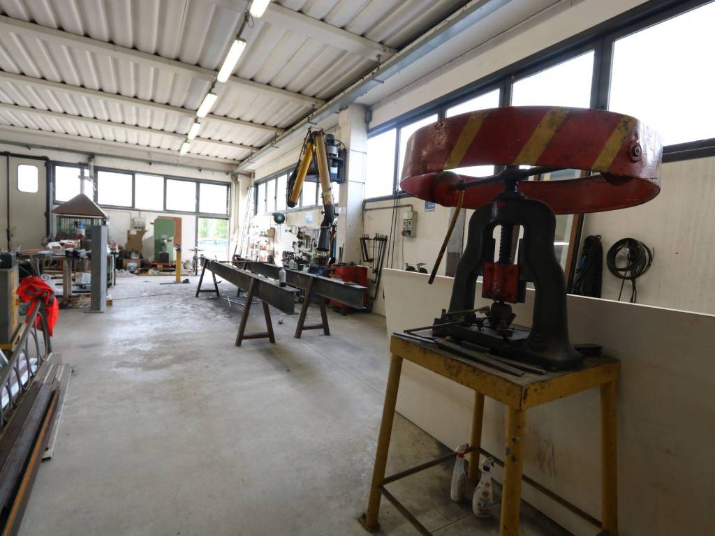 locale commerciale in affitto a Calcinaia