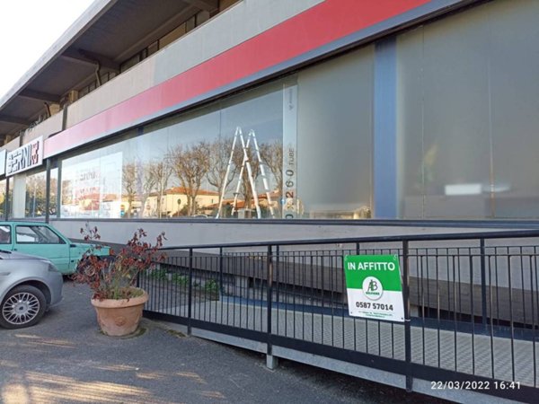 negozio in affitto a Calcinaia in zona Fornacette